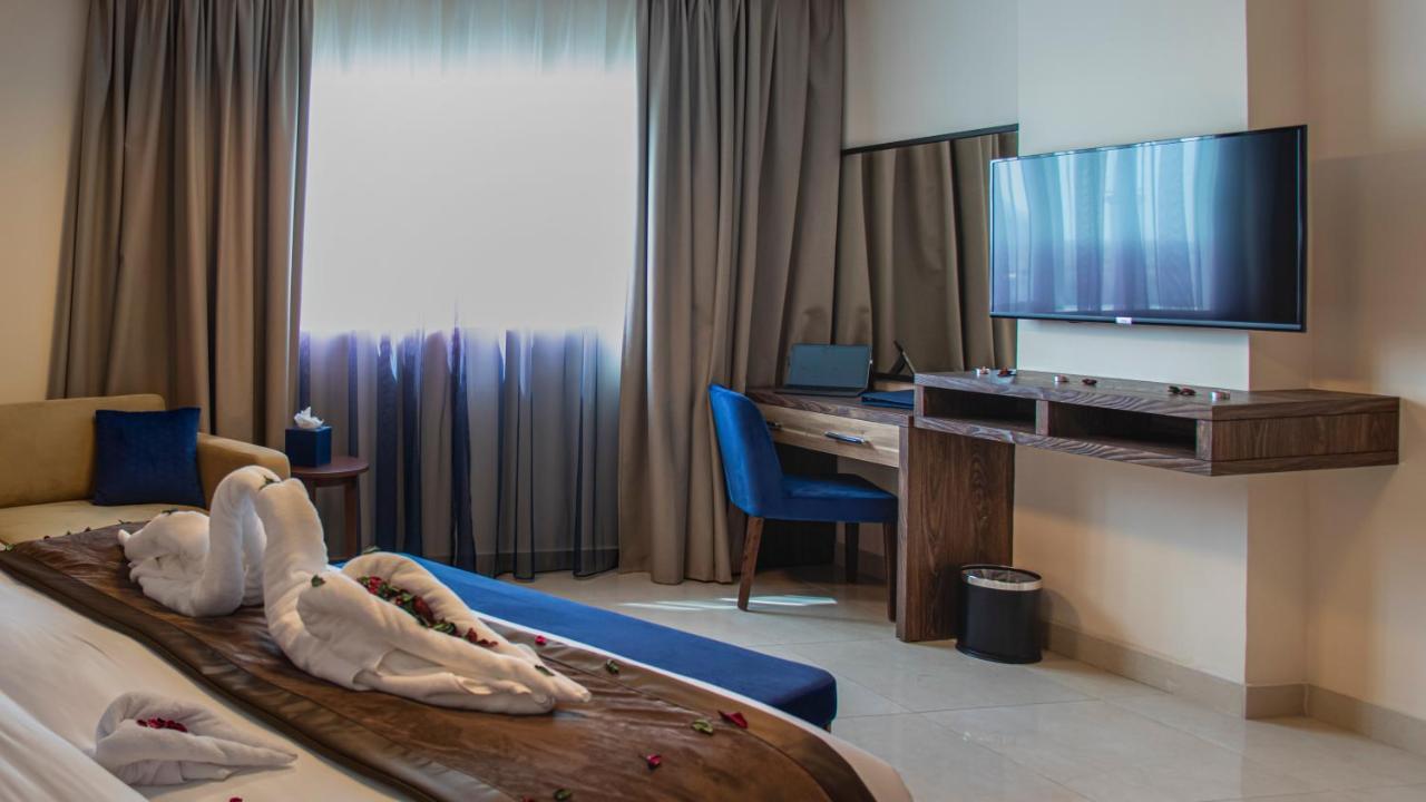 Viola Hotel Apartments Шарджа Екстериор снимка