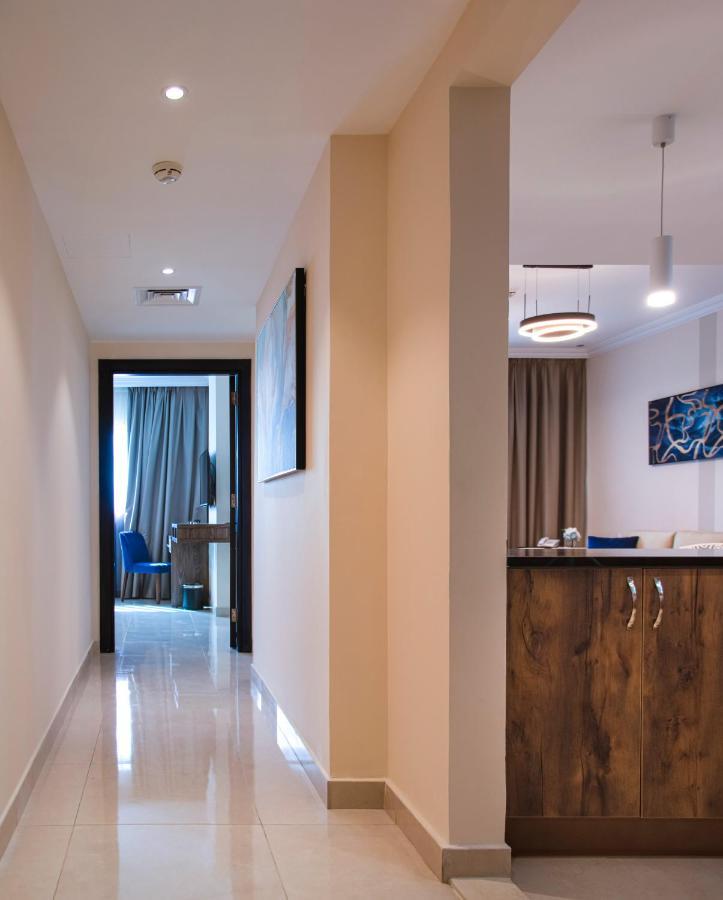 Viola Hotel Apartments Шарджа Екстериор снимка