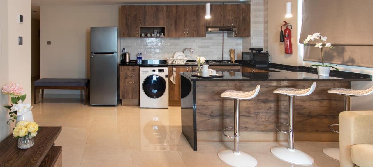 Viola Hotel Apartments Шарджа Екстериор снимка