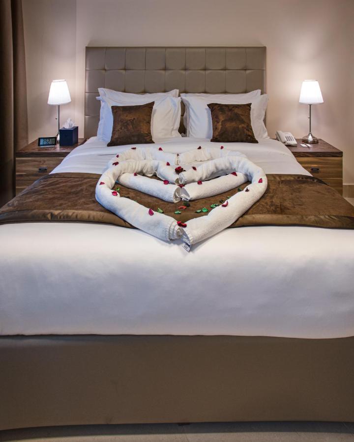 Viola Hotel Apartments Шарджа Екстериор снимка