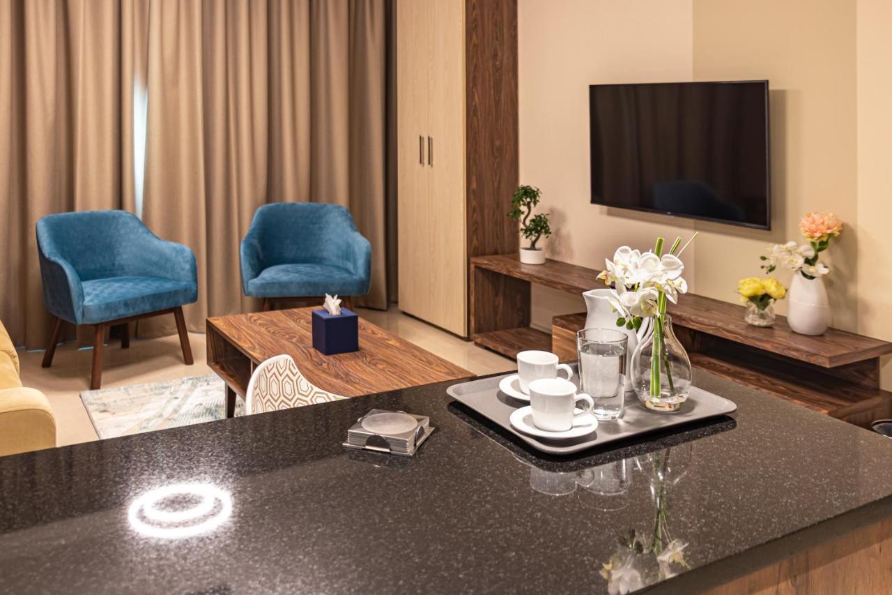 Viola Hotel Apartments Шарджа Екстериор снимка